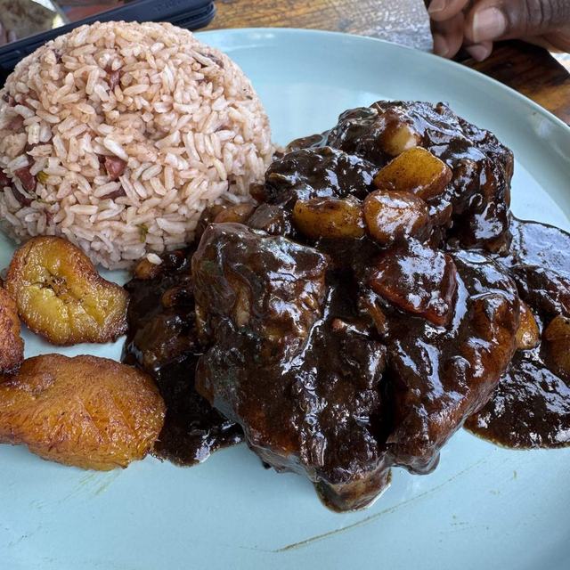 Oxtail with rice and peas